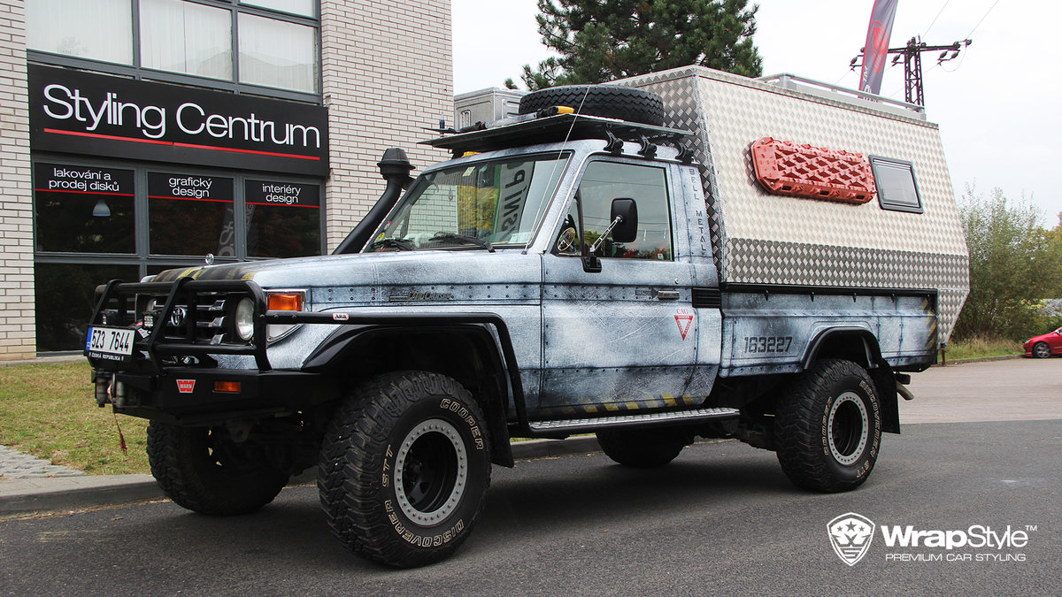 Toyota Land Cruiser - Rusty Metal design - cover