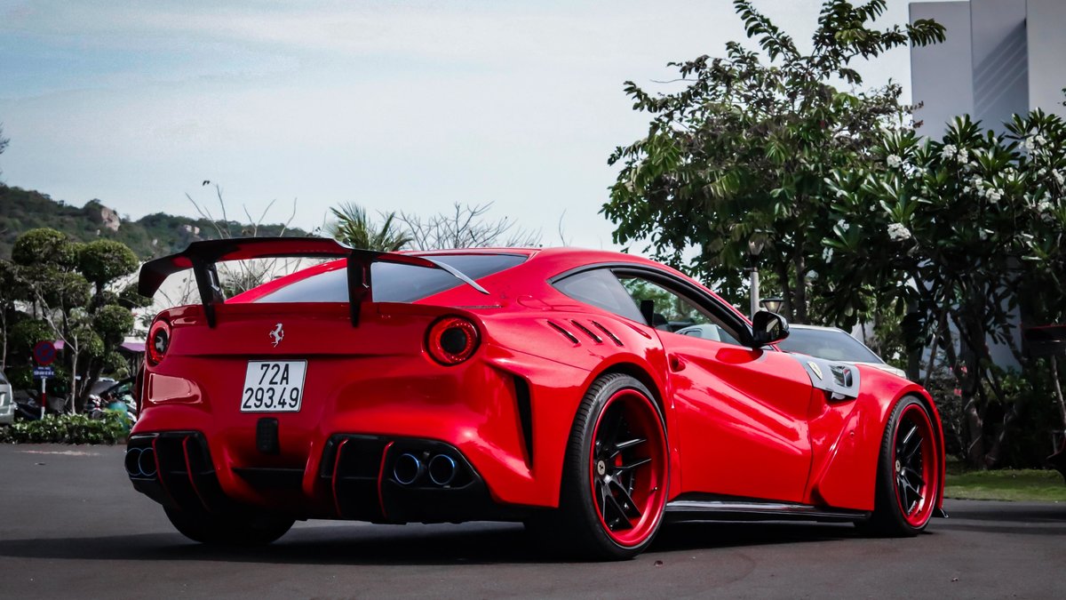 Ferrari F12 - Red Gloss wrap - img 4