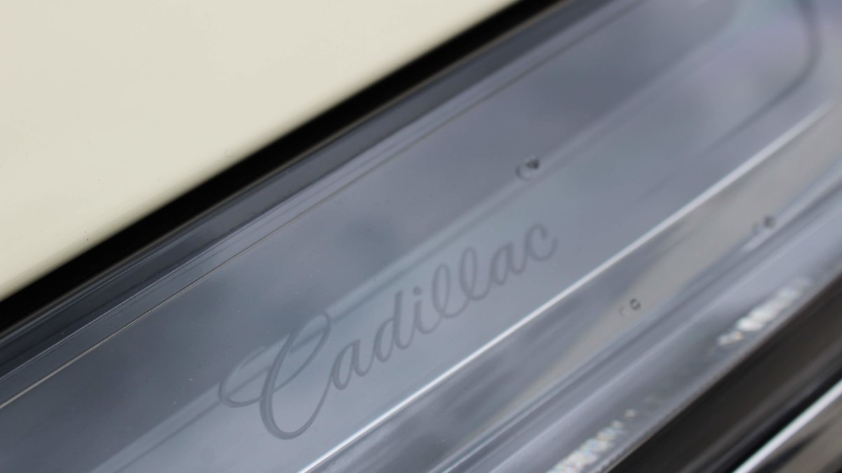 Cadillac Escalade - Ivory wrap - img 3