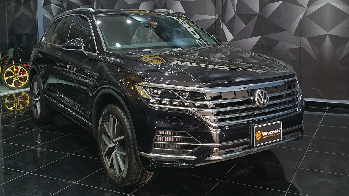 Volkswagen Touareg - Black Gloss wrap - cover