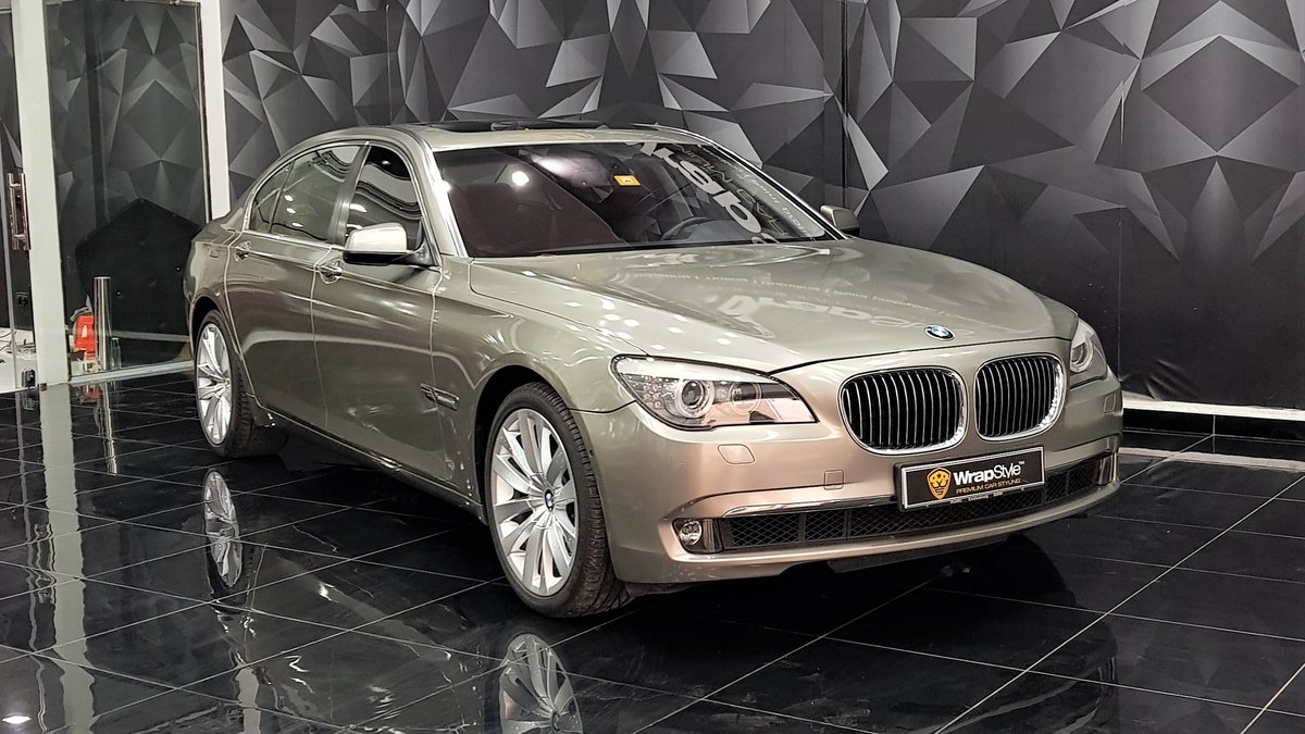 BMW 7 Sedan - Beige Gloss wrap - img 1