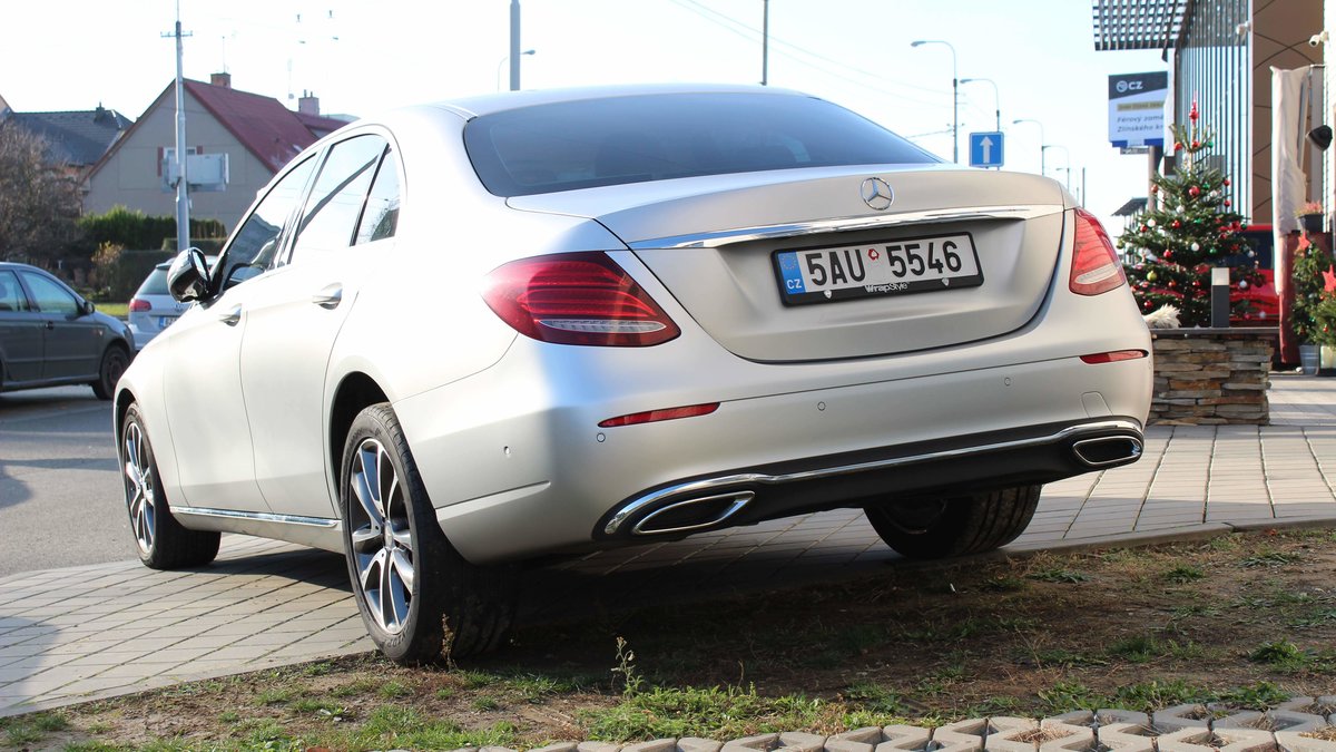 Mercedes E - Silver Satin wrap - img 1
