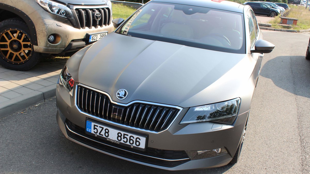 Škoda Superb - Silky Charcoal Gloss wrap - img 1