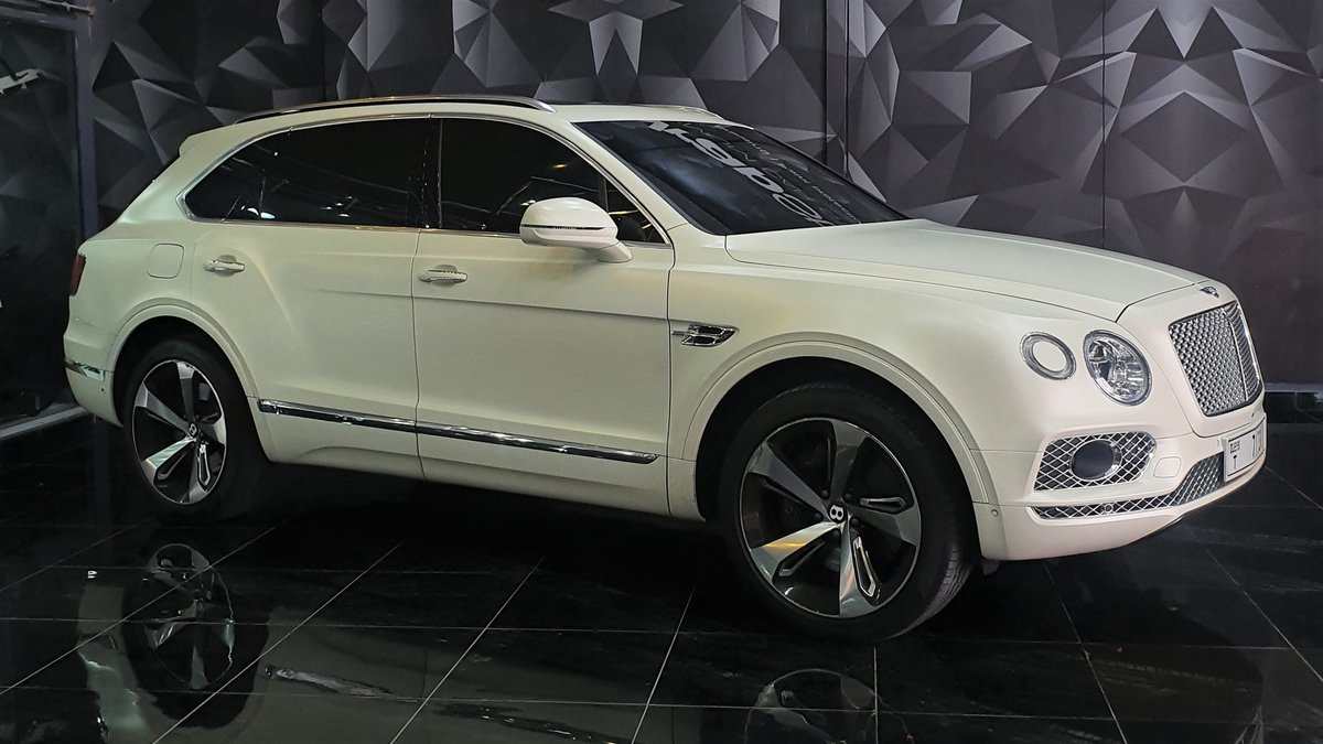Bentley Bentayga - White Satin wrap - img 1