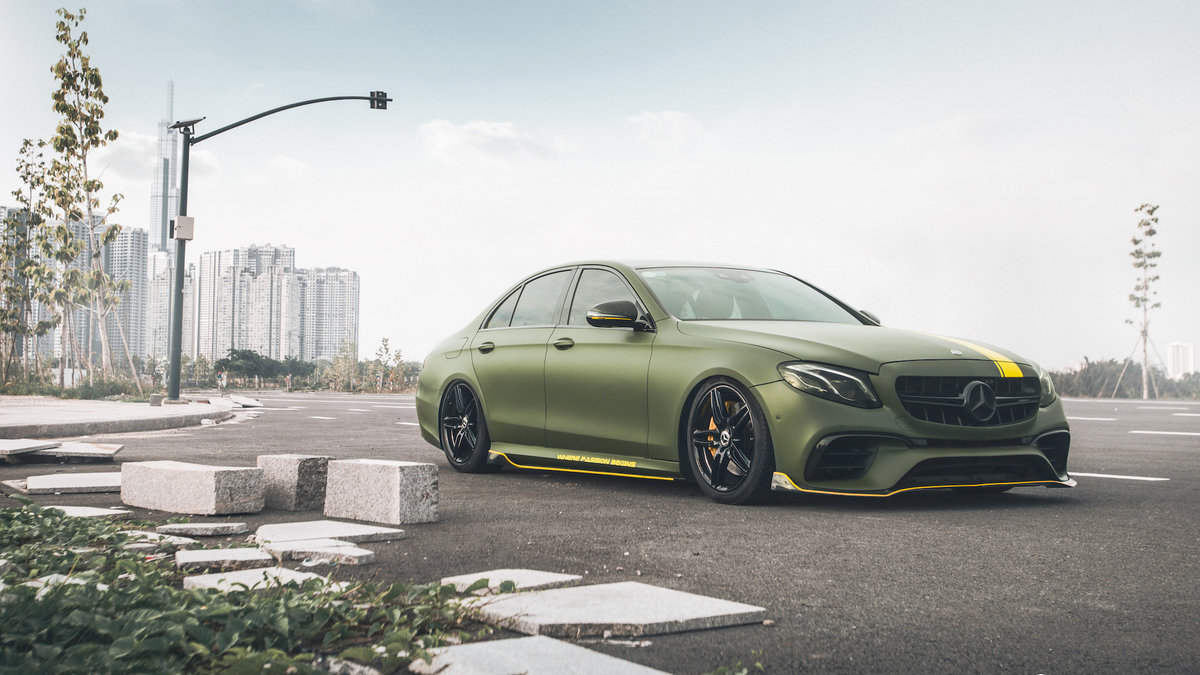 Mercedes Benz - E300 wrap matte military green - cover