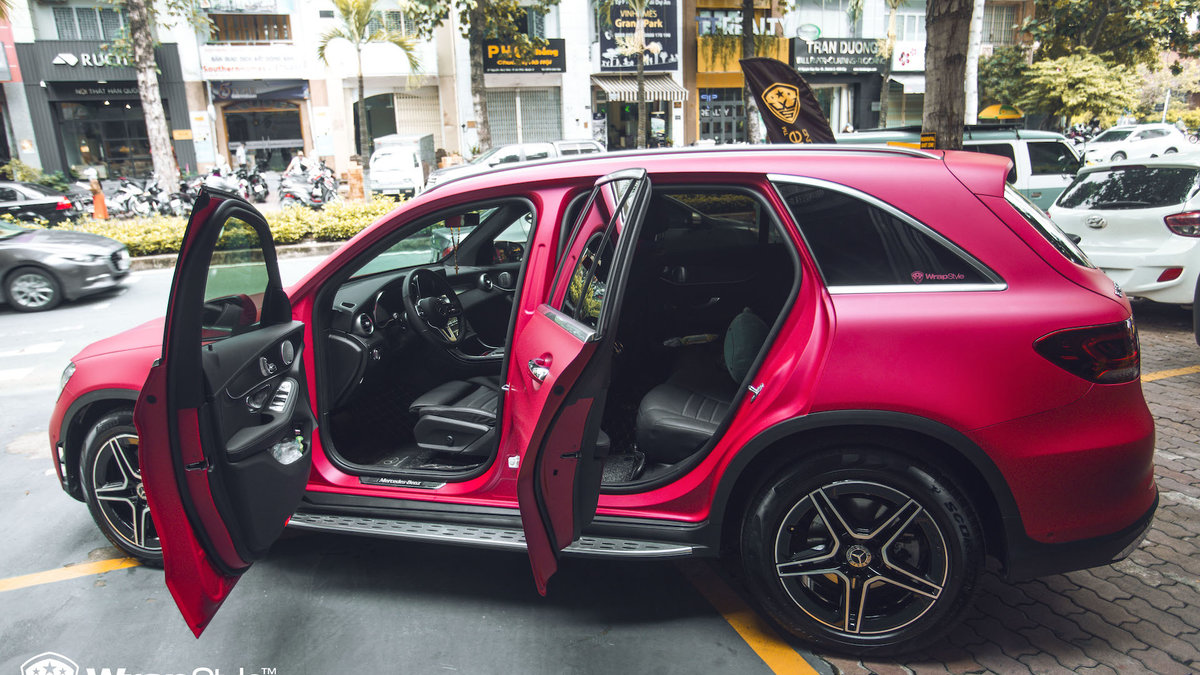 Mercedes-Benz GLC 300 - Red Matt Metallic - img 2