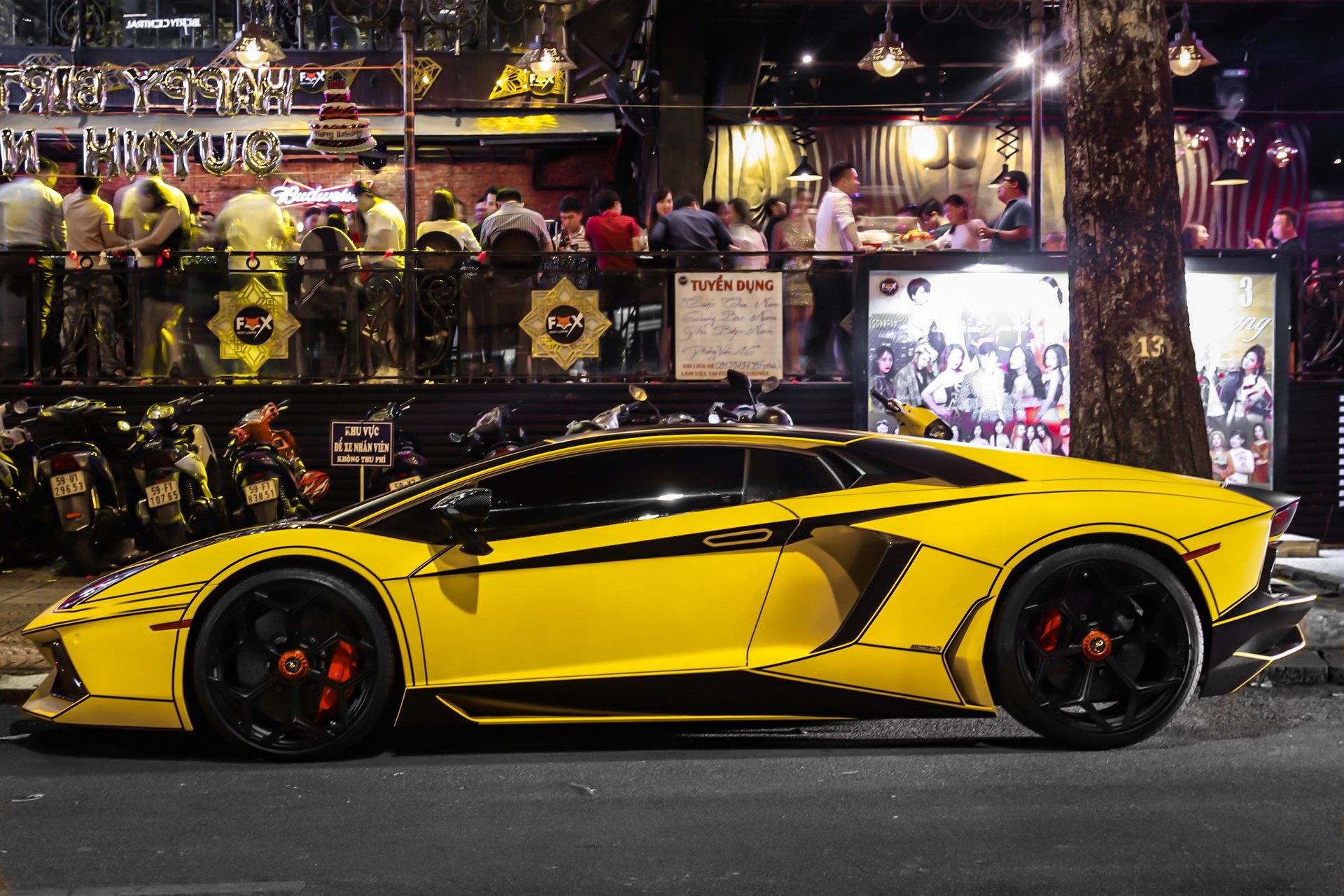 LAMBORGHINI AVENTADOR FULL WRAP MATTE BLACK WRAP WITH TRI-COLOR