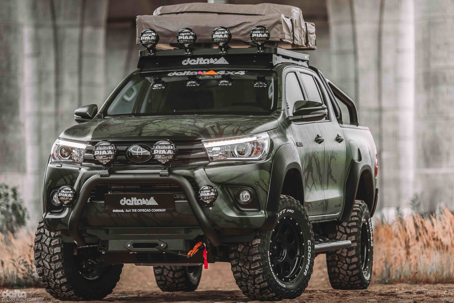 Baron dronken volgens Toyota Hilux - Forest design | WrapStyle