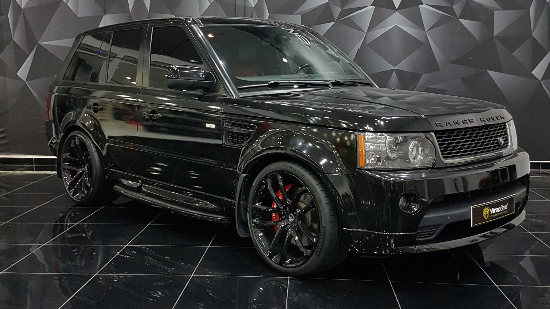 https://www.wrapstyle.com/content/img_cache/1920x/1595333952-1220-Range-Rover-Sport-Black-Gloss-wrap-2-.jpg