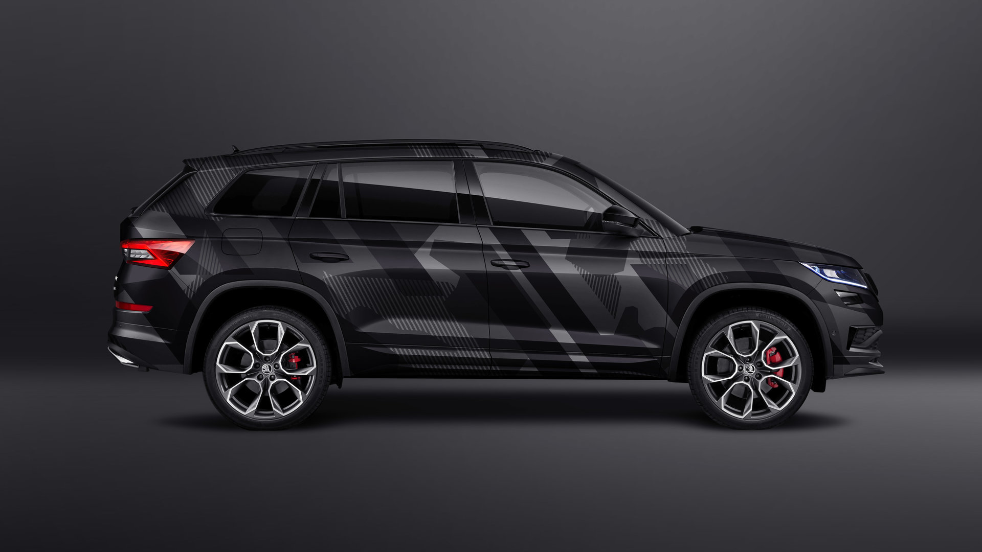 https://www.wrapstyle.com/content/img_cache/1920x/1626678838-Skoda-Kodiaq-RS-Grey-Scale-Design-WS-Ostrava-Design-03.jpeg