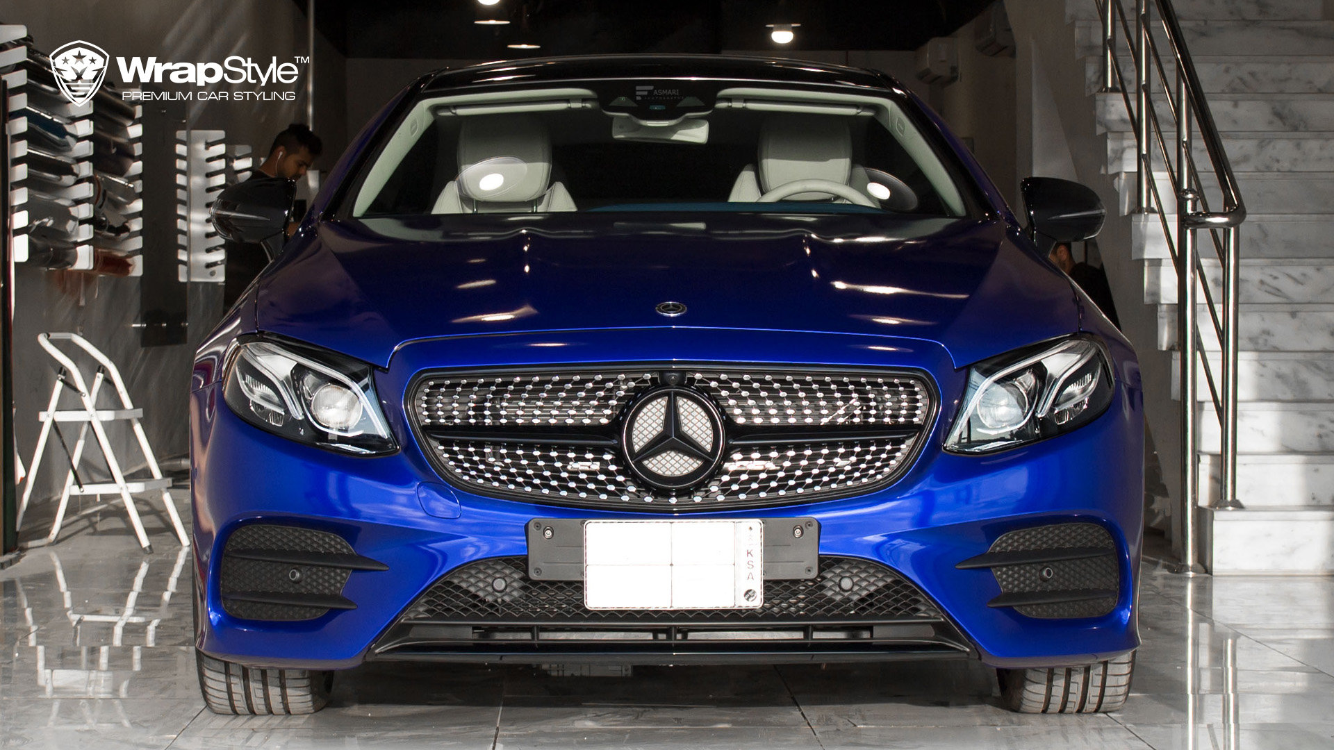 Mercedes E Klasse - Autofolierung in Blau Chrome Matt - Car