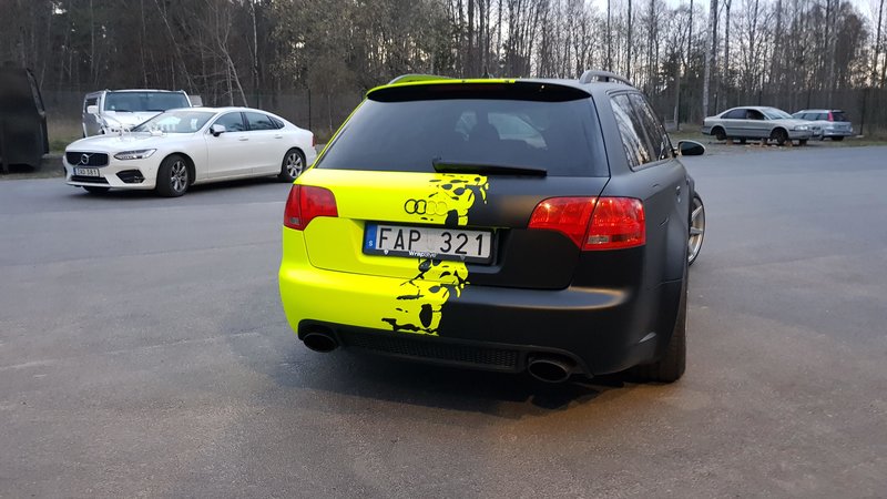 Audi RS4 - Fluerescent Yellow and Black Matt Half design - img 1 small