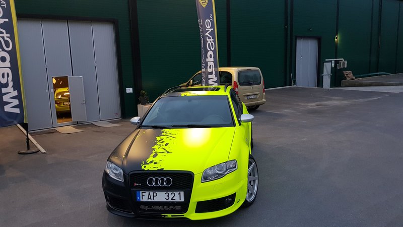 Audi RS4 - Fluerescent Yellow and Black Matt Half design - img 3 small