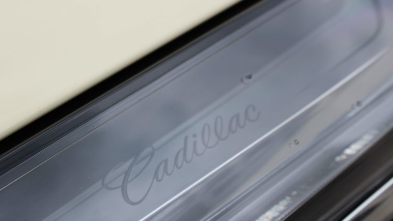 Cadillac Escalade - Ivory wrap - img 3 small