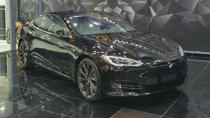 Tesla Model S - Black Gloss wrap