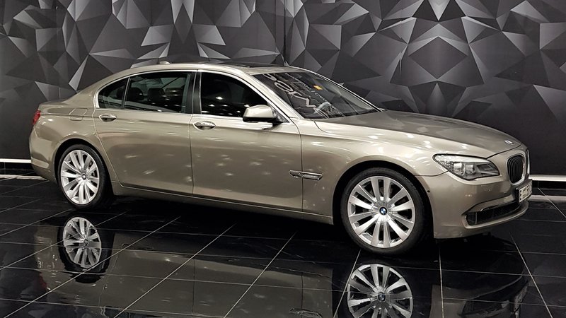 BMW 7 Sedan - Beige Gloss wrap