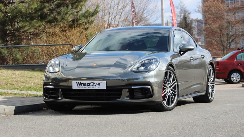 Porsche Panamera - Black Chrome wrap