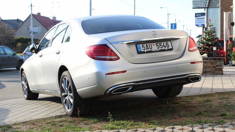 Mercedes E - Silver Satin wrap - img 1 small