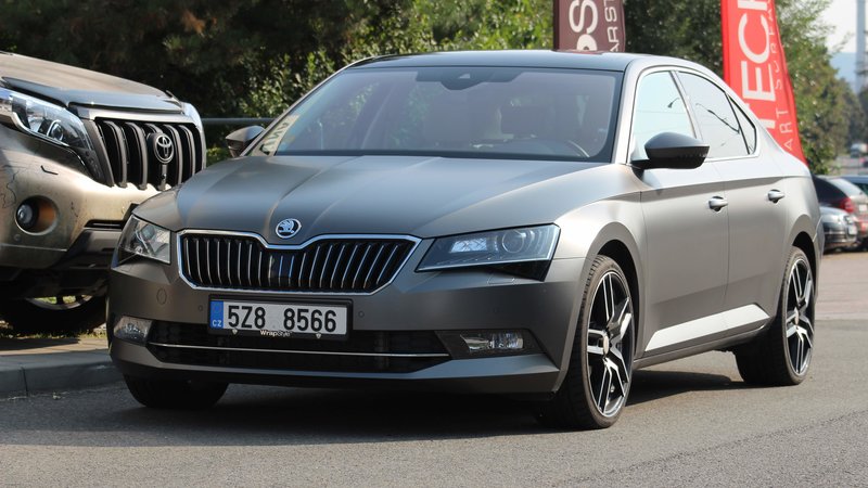 Škoda Superb - Silky Charcoal Gloss wrap