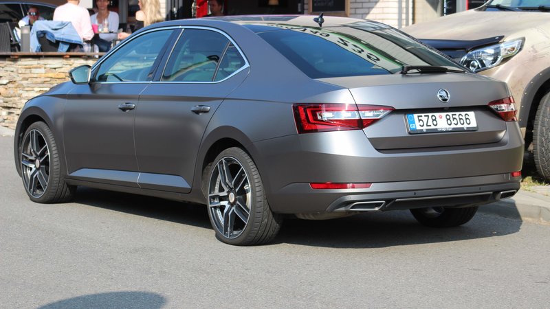 Škoda Superb - Silky Charcoal Gloss wrap - img 2 small