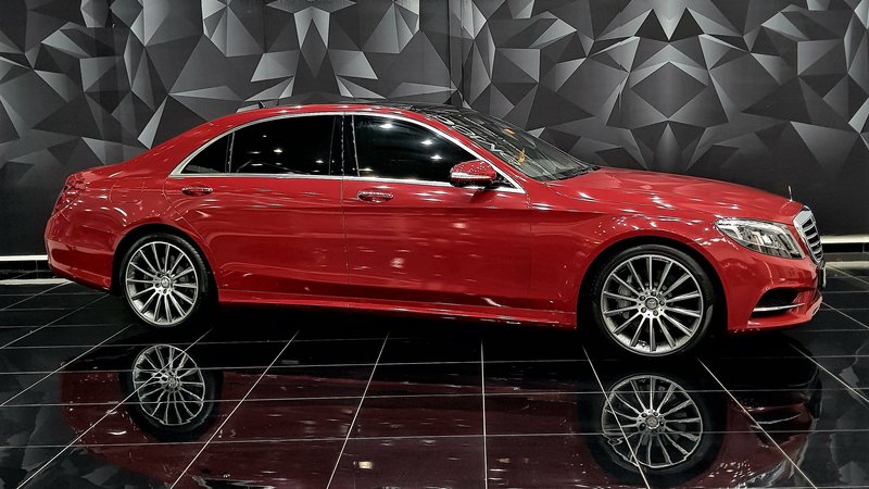 Mercedes E - Red Gloss wrap