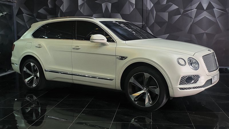 Bentley Bentayga - White Satin wrap - img 1 small