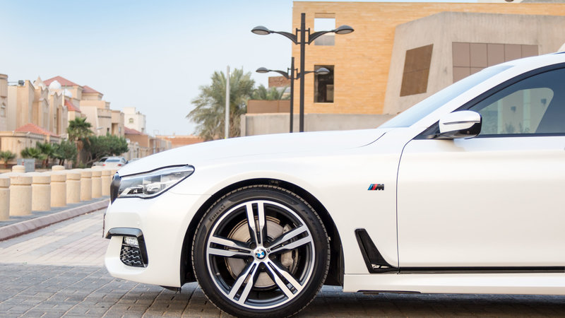 BMW 740Li - White Satin wrap - img 3 small