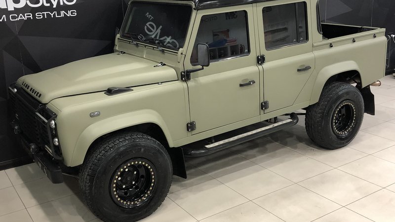 Land Rover Defender - Khaki Green Wrap - img 1 small