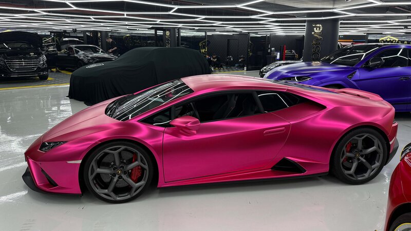 Lamborghini Huracan - Pink Chrome Wrap