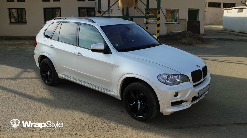 BMW X5 - White Satin wrap - img 2 small