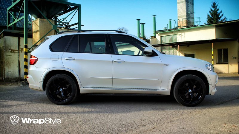 BMW X5 - White Satin wrap - img 1 small